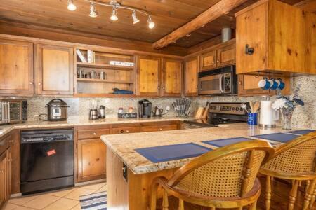 Oakhurst House | Cedar Ridge Hot Tub BBQ Sleeps 8