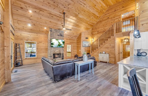 Reed Creek Cabin | Cedar Ridge Lake House w/Hot Tub & Private Dock!