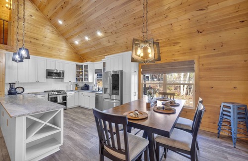 Reed Creek Cabin | Cedar Ridge Lake House w/Hot Tub & Private Dock!