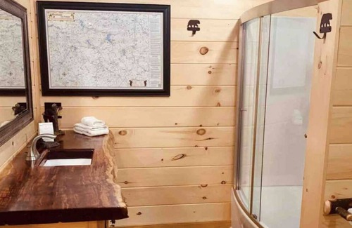 Young Harris Cabin | Cedar Sunsets - Pet Friendly Mountain View Cabin