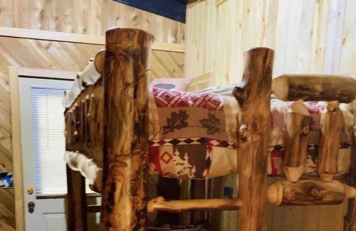 Young Harris Cabin | Cedar Sunsets - Pet Friendly Mountain View Cabin