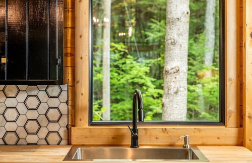 Norway Ski Chalet | Cedar🏡 Waterfront💦 Hot tub🔥 Pool🎱 Privacy 🕵️