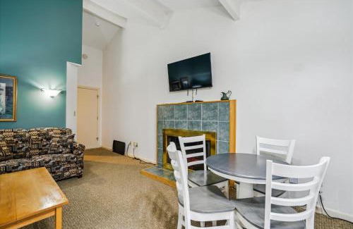 West Bridgewater Hotel | Cedarbrook Deluxe One bedroom Queen Suite with outdoor heated pool 209