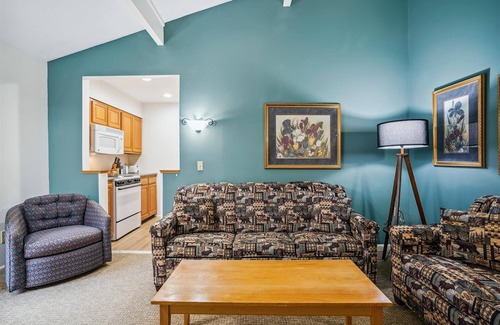 West Bridgewater Hotel | Cedarbrook Deluxe Two Bedroom Suite 1st floor w/outdoor heated pool 19110
