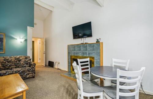 West Bridgewater Hotel | Cedarbrook Deluxe Two Bedroom Suite with outdoor heated pool 20708