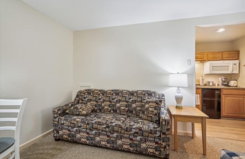 West Bridgewater Hotel | Cedarbrook Deluxe Two Bedroom Suite with outdoor heated pool 10708