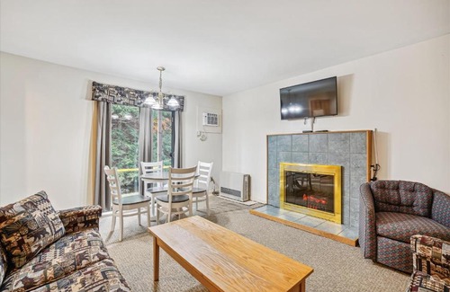 West Bridgewater Hotel | Cedarbrook Deluxe Two Bedroom Suite with outdoor heated pool 10708