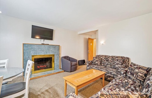 West Bridgewater Hotel | Cedarbrook Deluxe Two Bedroom Suite with outdoor heated pool 10708