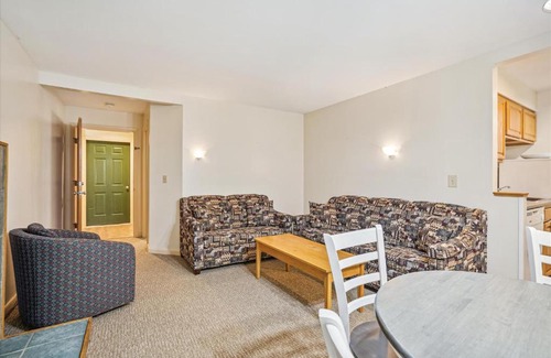 West Bridgewater Hotel | Cedarbrook Deluxe Two Bedroom Suite with outdoor heated pool 10708