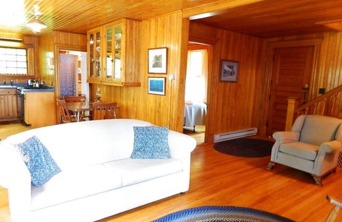 Rangeley House | 🐾Cedarcliff - One of a kind private location on the edge of Rangeley Lake, dog friendly