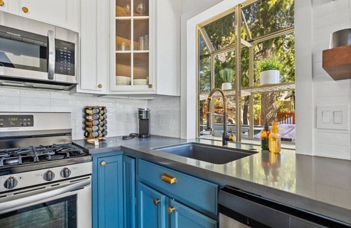 Blue Jay House | Cedarwood Lodge - Cheerful 4 bedroom home 3 bath