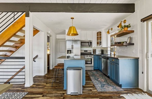 Blue Jay House | Cedarwood Lodge - Cheerful 4 bedroom home 3 bath