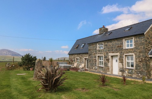 Rhyd-y-clafdy Cottage | CEFNBRON, pet friendly, character holiday cottage in Trefor