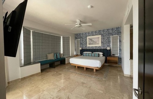 Juarez Resort | Celebrate New Years! 3 BR Suite on Medano Beach & Steps from the Heart of Cabo