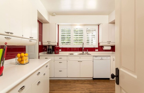 Old Las Palmas House | Celebrity Hideaway - Heart-Shaped Swimming Pool with views! In Old Las Palmas Neighborhood! Private! Walk To Downtown!
