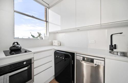 Centennial Park Apartment | Centennial Charm - Bright Parkside Escape with Pool