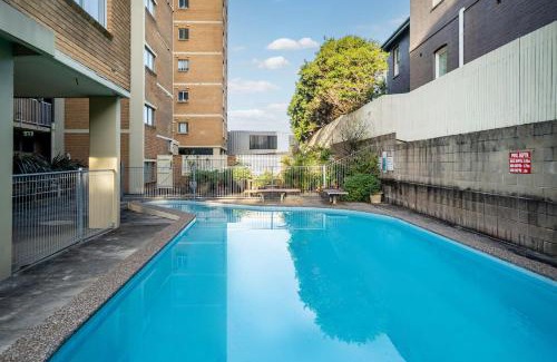 Centennial Park Apartment | Centennial Charm - Bright Parkside Escape with Pool