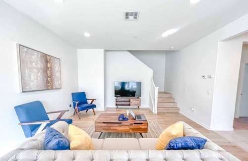 Ontario House | Centennial Cir on Ontario