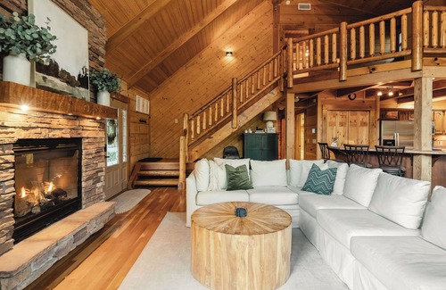 Smithville Ski Chalet | Center Hill Lake Cabin with Hot Tub & Lake Access