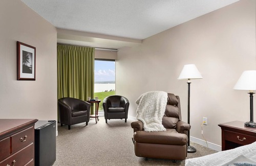 North East House | Center Parlor Room at Sandy Cove