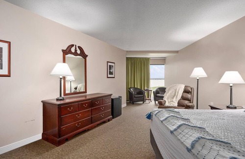 North East House | Center Parlor Room at Sandy Cove