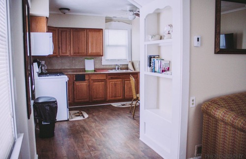 Geneva-on-the-Lake Cottage | Center Strip Location|Pet Friendly|Wi-Fi|A/C|Steps from Winery & Golf Course