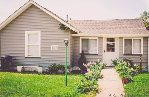 Geneva-on-the-Lake Cottage | Center Strip Location|Pet Friendly|Wi-Fi|A/C|Steps from Winery & Golf Course