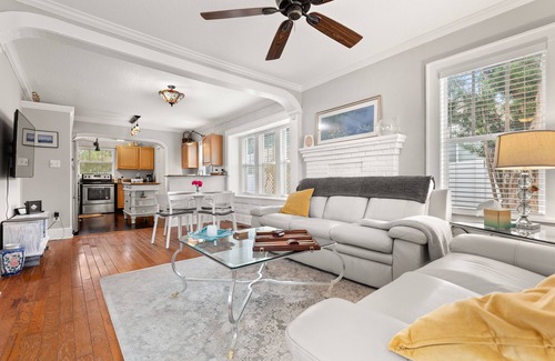 Magnolia Heights House | Centerally located modern cottege