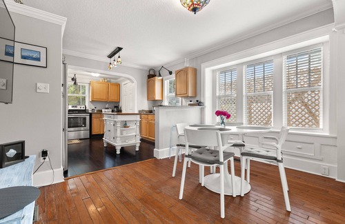 Magnolia Heights House | Centerally located modern cottege