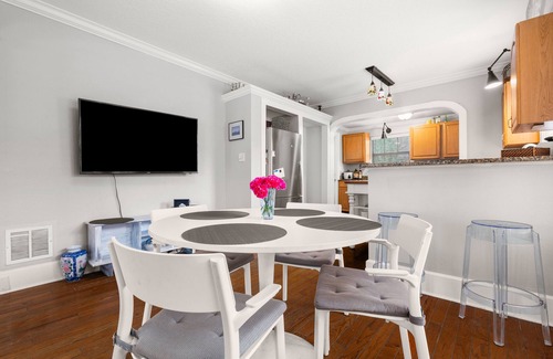 Magnolia Heights House | Centerally located modern cottege
