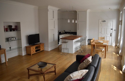 Inverness City Centre Apartment | Central 1-bed Apartment in Inverness, Sleeps 4