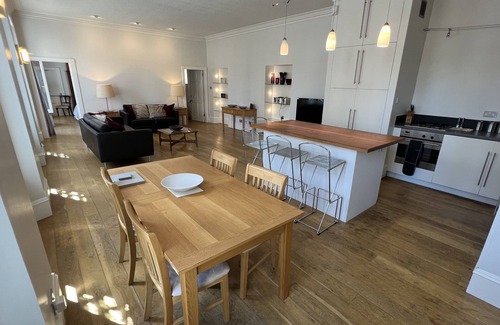Inverness City Centre Apartment | Central 1-bed Apartment in Inverness, Sleeps 4