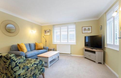 Cheltenham Apartment | Central 1 Bedroom Apartment with Parking