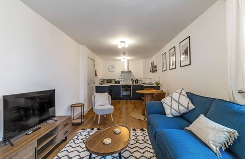 Cheltenham Apartment | Central 1BD Free Underground Parking