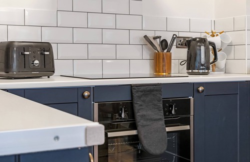Cheltenham Apartment | Central 1BD Free Underground Parking