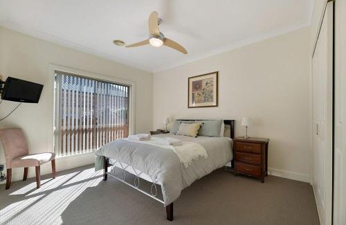 Orange Apartment | Central 2 Bed, 2 Bath Villa - Walk to Town