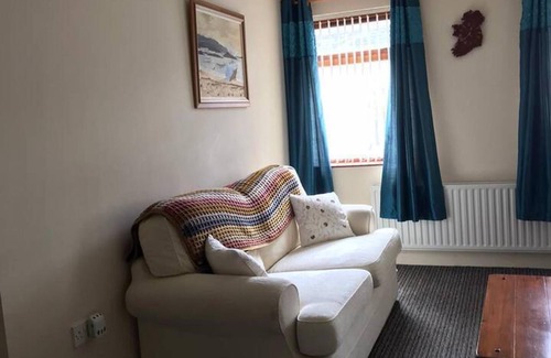 Londonderry Apartment | Central 2 Bed Apartment Above Great Derry Pub
