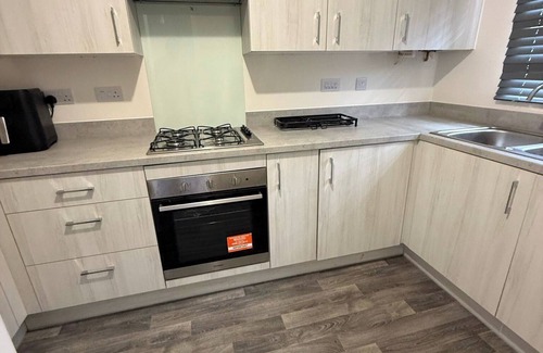 Huddersfield House | Central 2 Bed Home - Parking, Ev Point, Garden