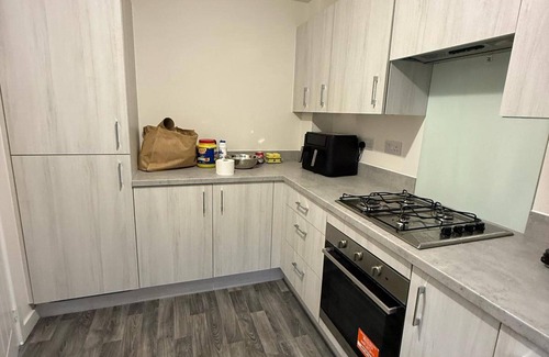 Huddersfield House | Central 2 Bed Home - Parking, Ev Point, Garden