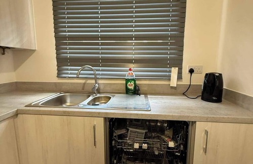 Huddersfield House | Central 2 Bed Home - Parking, Ev Point, Garden