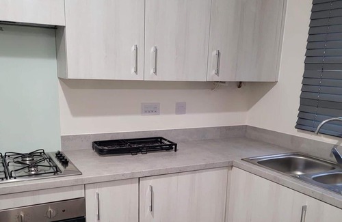 Huddersfield House | Central 2 Bed Home - Parking, Ev Point, Garden