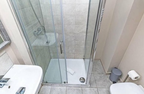 Wigan Apartment | Central 2 Bed House Sleeps 6
