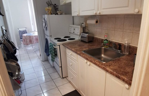 Midtown Toronto Apartment | Central 2 bedroom apt (near Casa Loma & Rosedale)