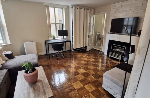 Midtown Toronto Apartment | Central 2 bedroom apt (near Casa Loma & Rosedale)