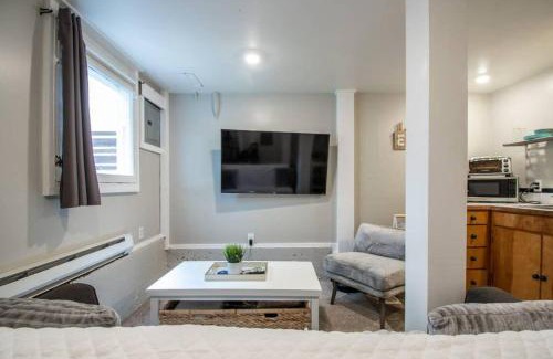 Fremont Apartment | Central 2 bedroom unit with 3 beds and 3 large TVs