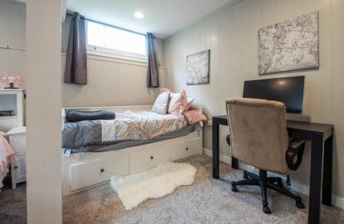 Fremont Apartment | Central 2 bedroom unit with 3 beds and 3 large TVs