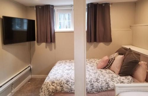 Fremont Apartment | Central 2 bedroom unit with 3 beds and 3 large TVs