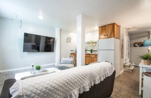 Fremont Apartment | Central 2 bedroom unit with 3 beds and 3 large TVs