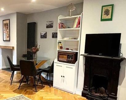 Hereford House | Central 2br I Pets I Parking