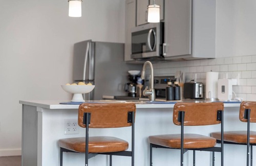 Hough Apartment | Central 2BR Near Clinic, CWRU & Museums